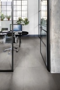 Marazzi Cementum Lead 60 × 120 cm na podłodze w nowoczesnym biurze