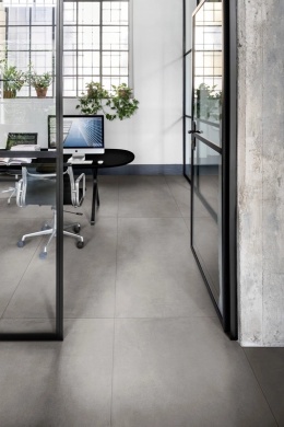 Marazzi Cementum Lead 60 × 120 cm na podłodze w nowoczesnym biurze