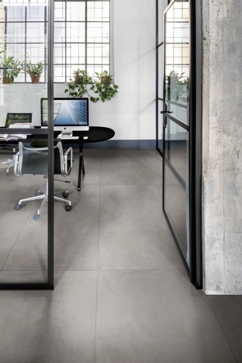Marazzi Cementum Lead 60 × 120 cm na podłodze w nowoczesnym biurze