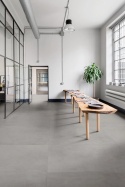 Marazzi Cementum Lead Strutturato w nowoczesnym wnętrzu biurowym z przeszkleniami