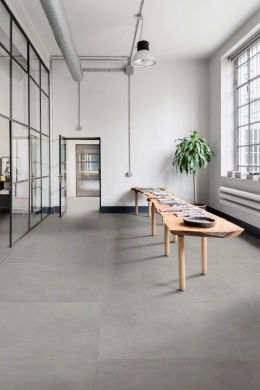 Marazzi Cementum Lead Strutturato w nowoczesnym wnętrzu biurowym z przeszkleniami