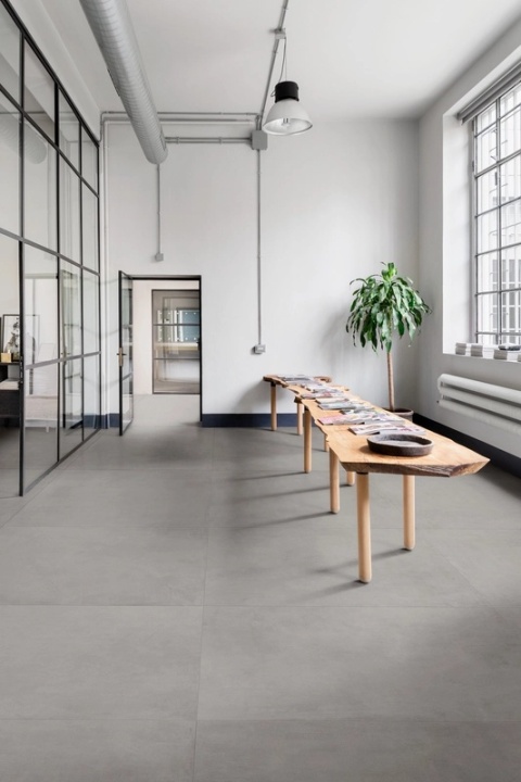 Marazzi Cementum Lead Strutturato w nowoczesnym wnętrzu biurowym z przeszkleniami