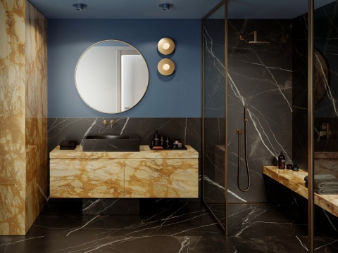 Marazzi Calacatta Black Natural na ścianach i podłodze eleganckiej łazienki z niebieską zabudową i złotymi detalami