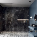 Marazzi Calacatta Black Lux na ścianach strefy prysznicowej w nowoczesnej łazience