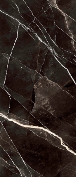 Marazzi Calacatta Black z niemal czarną bazą, dynamicznym białym użyleniem i satynowym wykończeniem