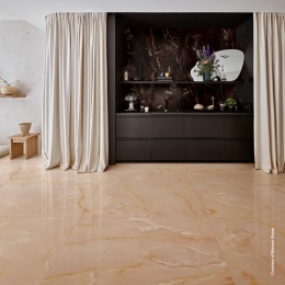 Marazzi Onice Beige z jasnobeżową bazą, kremowymi pasmami oraz bursztynowym użyleniem