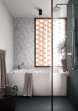 Płytki Marazzi Cementum Indigo na podłodze i ścianie nowoczesnej łazienki z wanną, prysznicem i dekoracyjną mozaiką