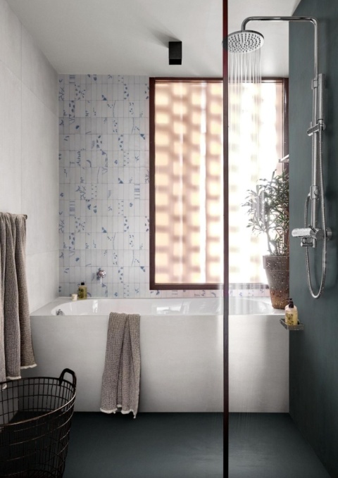 Płytki Marazzi Cementum Indigo na podłodze i ścianie nowoczesnej łazienki z wanną, prysznicem i dekoracyjną mozaiką