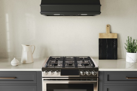 Silestone Linen Cream - kremową barwą z delikatnymi, subtelnymi żyłkami. Blat i ściana kuchenna
