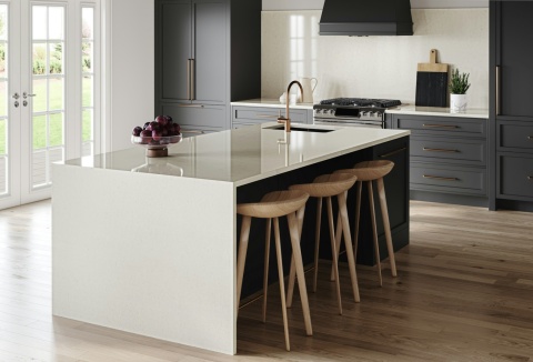 Silestone Linen Cream - kremową barwą z delikatnymi, subtelnymi żyłkami. Wyspa kuchenna