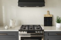Silestone Linen Cream - kremową barwą z delikatnymi, subtelnymi żyłkami. Blat i ściana kuchenna