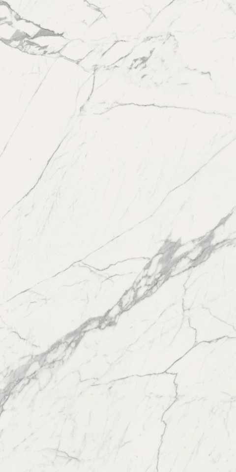 Marazzi Statuario z jasną białą bazą oraz nieregularnym szarym i grafitowym żyłowaniem