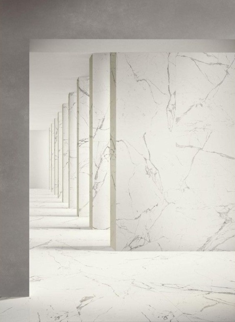 Wielkoformatowe płytki Marazzi Statuario zastosowane na ścianach i podłodze w jasnej, minimalistycznej przestrzeni
