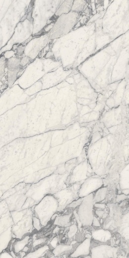 Marazzi Calacatta Extra z jasną kremową bazą, rozbudowanym szarym użyleniem i efektem marmurowych przełamań