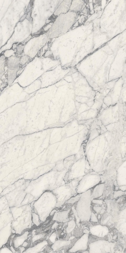Marazzi Calacatta Extra Lux z jasną kremową bazą, rozbudowanym szarym użyleniem i marmurowymi przełamaniami