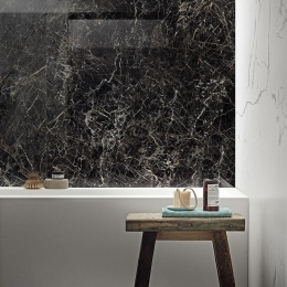 Marazzi Saint Laurent zastosowana jako dekoracyjna okładzina ścienna w eleganckiej łazience