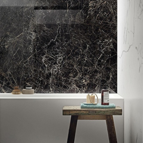 Marazzi Saint Laurent zastosowana jako dekoracyjna okładzina ścienna w eleganckiej łazience