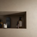 Marazzi Resin Look Beige zastosowana na ścianie z dekoracyjną wnęką na kosmetyki