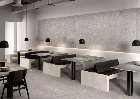 Wielkoformatowe płyty Marazzi Ceppo Di Gre Grey zastosowane w nowoczesnym wnętrzu
