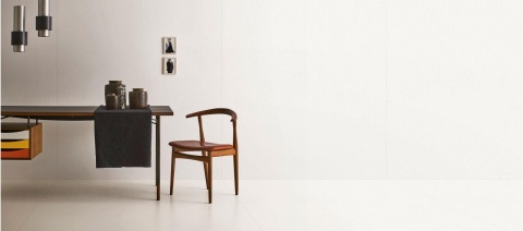 Minimalistyczne wnętrze z białymi płytami Marazzi Solid Color Look White