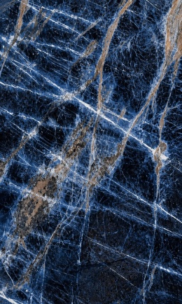 Marazzi Sodalite Blu z głęboką granatowo-niebieską bazą oraz kontrastowym białym, kremowym i beżowym użyleniem