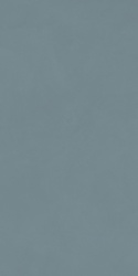 Marazzi Resin Look Azzurro z przygaszoną niebiesko-szarą bazą, delikatnymi przetarciami i subtelnymi przejściami tonalnymi