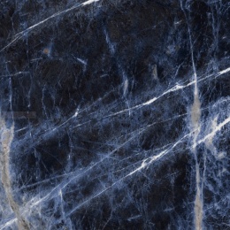 Marazzi Sodalite Blu z głęboką granatowo-niebieską bazą oraz jasnym, kremowo-białym użyleniem
