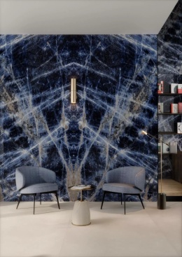Marazzi Sodalite Blu zastosowane jako dekoracyjna okładzina ścienna w eleganckim salonie