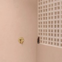 Łazienka wykończona powierzchnią Resin Look Rosa Antico w pudroworóżowym kolorze
