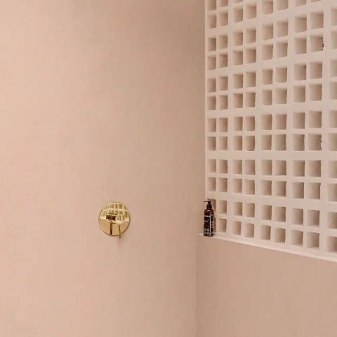 Łazienka wykończona powierzchnią Resin Look Rosa Antico w pudroworóżowym kolorze