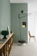 Nowoczesne wnętrze z dużymi powierzchniami Marazzi Resin Look Verde Salvia w stonowanej szałwiowozielonej kolorystyce