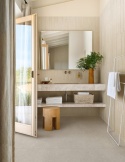Marazzi Berici Beige w ciepłej beżowej kolorystyce, z naturalnym światłem i minimalistycznym wyposażeniem