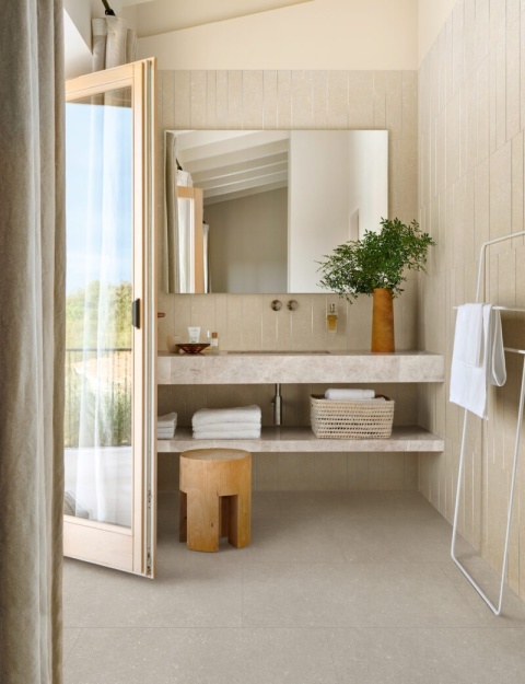 Marazzi Berici Beige w ciepłej beżowej kolorystyce, z naturalnym światłem i minimalistycznym wyposażeniem