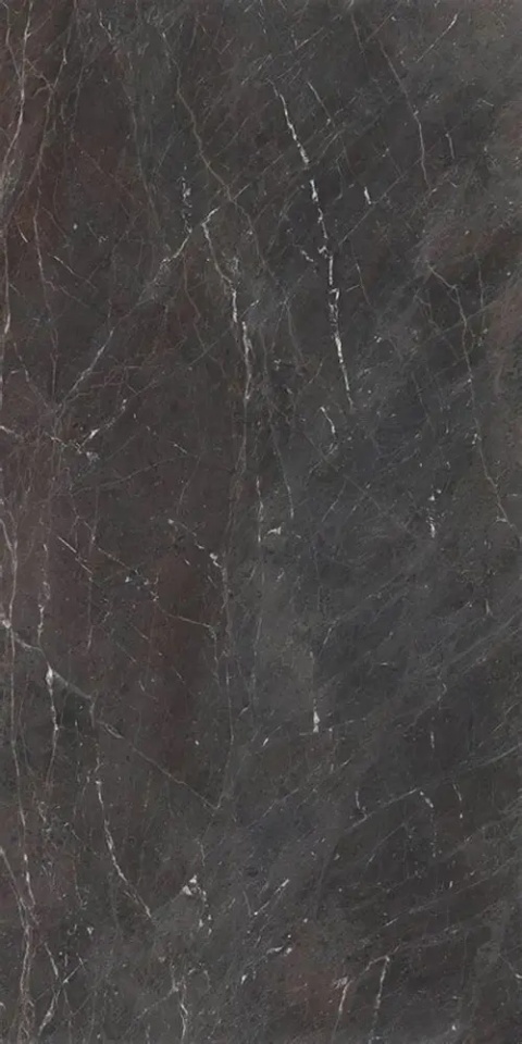 Marazzi Breccia Imperiale z ciemną grafitowo-brązową bazą, subtelnymi chmurzeniami i cienkimi jasnymi żyłkami