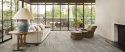 Płytki Marazzi Silver Root Grey 60×120 cm jako kamienna posadzka w jasnym, nowoczesnym salonie