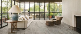 Płytki Marazzi Silver Root Grey 60×120 cm jako kamienna posadzka w jasnym, nowoczesnym salonie