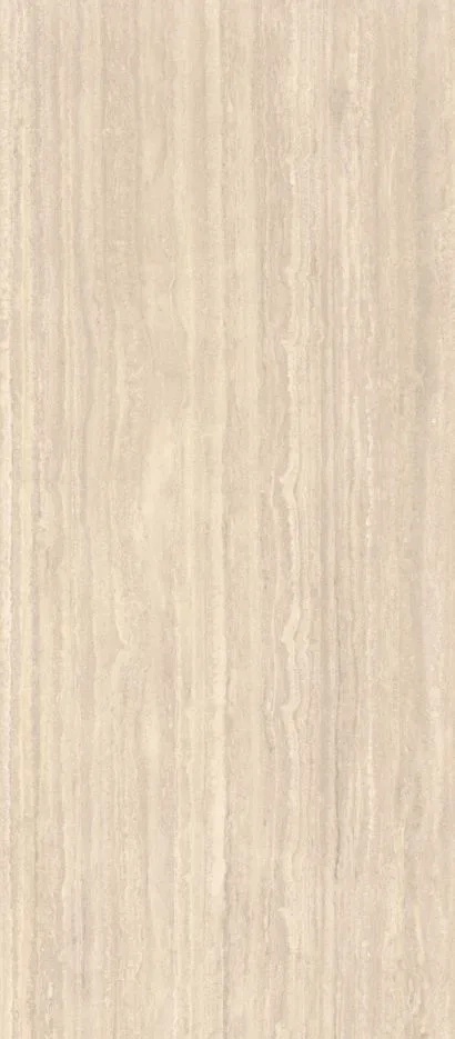 Marazzi Travertino Classico z jasną kremowo-beżową bazą i pionowym, warstwowym rysunkiem trawertynu