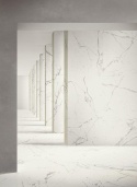 Marazzi Statuario zastosowane na ścianach i podłodze w jasnej, minimalistycznej przestrzeni