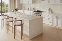 Kuchnia z wyspą z Silestone Calacatta Tova poler w jasnej kremowo-beżowej kolorystyce
