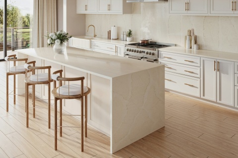 Kuchnia z wyspą z Silestone Calacatta Tova poler w jasnej kremowo-beżowej kolorystyce