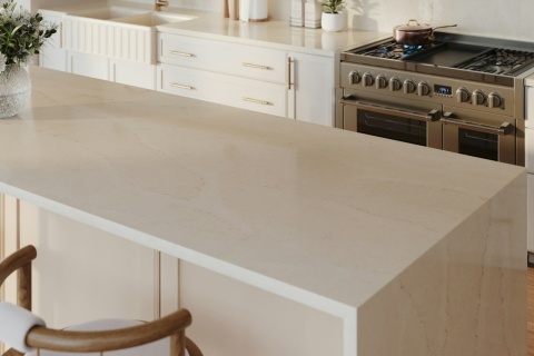 Blat wyspy z Silestone Calacatta Tova poler z delikatnym beżowo-szarym użyleniem