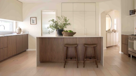 Silestone Lime Delight to elegancki, kremowo-beżowy spiek kwarcowy- kuchnia w jasnych ciepłych odcieniach.