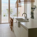 Blat Silestone w odcieniu bieli z lekkim szarym użyleniem, eleganckie wykończenie