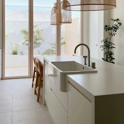 Blat Silestone w odcieniu bieli z lekkim szarym użyleniem, eleganckie wykończenie