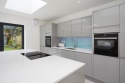 Silestone Miami White 17 to jasny, elegancki spiek kwarcowy z delikatnym żyłkowaniem.  Blaty użytkowe w kuchni