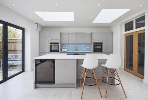 Silestone Miami White 17 to jasny, elegancki spiek kwarcowy z delikatnym żyłkowaniem. Blat w wyspie kuchennej