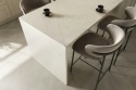 Silestone Persian White to kremowo-biały spiek kwarcowy z delikatnym żyłkowaniem. Wyspa kuchenna.
