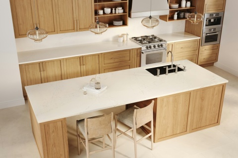 Silestone Siberian Frost to elegancki spiek kwarcowy z delikatnym żyłkowaniem w odcieniach beżu i szarości.  Blaty robocze