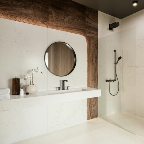 Silestone Siberian Frost to elegancki spiek kwarcowy z delikatnym żyłkowaniem w odcieniach beżu i szarości. Ściany i podłoga.