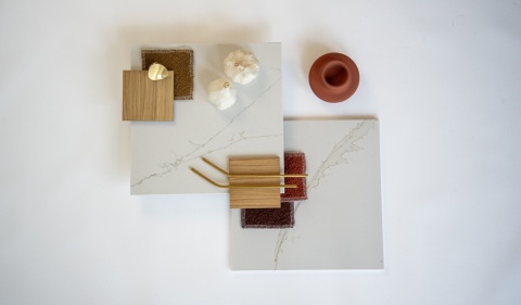 Moodboard TechniStone Calacatta Aurelia z drewnem, tkaninami i mosiężnymi detalami